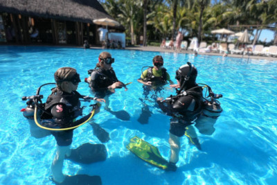 Scuba diver doing pool training for their PADI Discover Scuba Diving in Bali