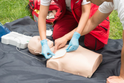 Photo_of_student_efr_course_using_AED_in_Bali