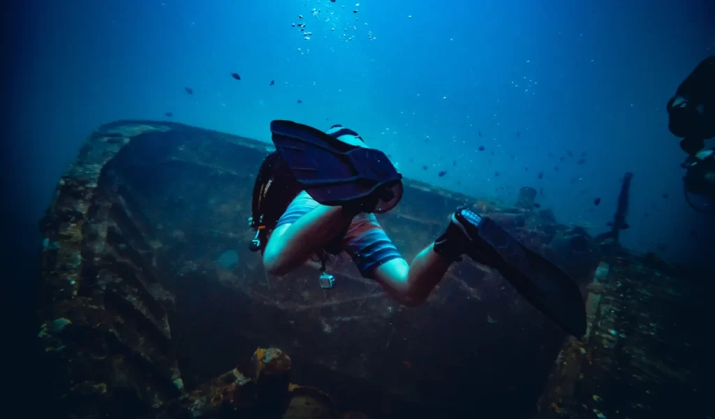 Frog_kicking_diver_over_kubu_wreck_in_Tulamben