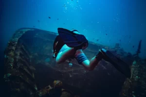 Frog_kicking_diver_over_kubu_wreck_tulamben