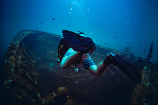 Frog_kicking_diver_over_kubu_wreck_tulamben